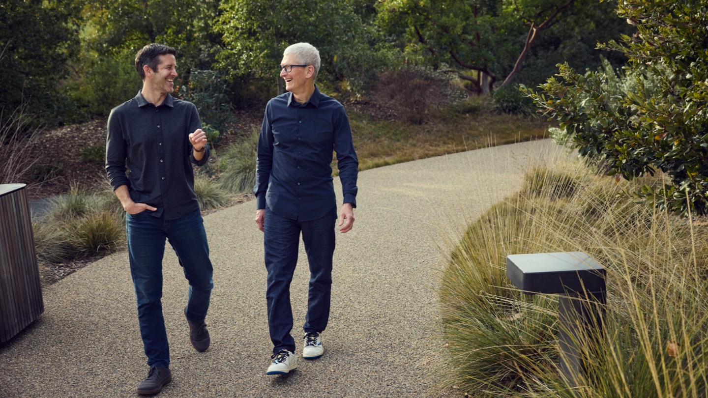 Tim Cook y John Ternus paseando juntos por Apple Park